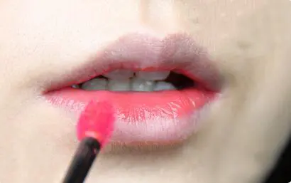唇釉怎样用,唇釉的使用方法及注意事项 唇釉 唇釉的使用方法 美容 第2张 唇釉怎样用,唇釉的使用方法及注意事项 唇釉 唇釉的使用方法 美容 第2张