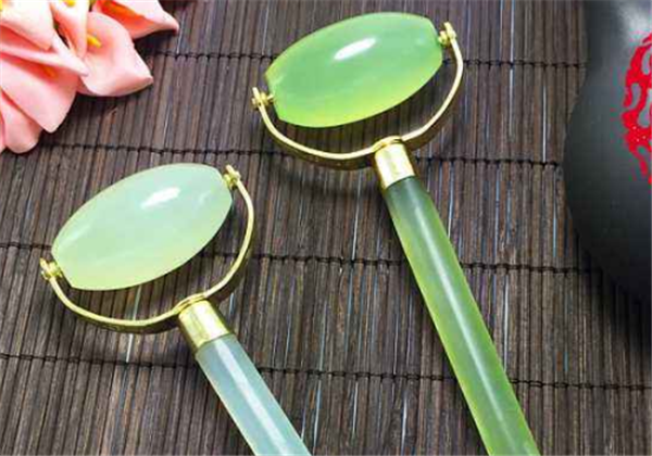 玉石滚轮的美容功效，按摩穴位和淋巴系统达到除皱抗衰 玉石滚轮 功效 第1张