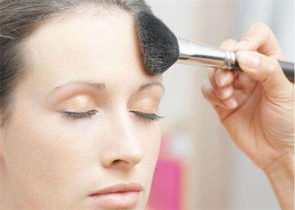 化妆容易脱妆怎么办，如何避免脱妆保湿很重要 化妆 脱妆 第1张