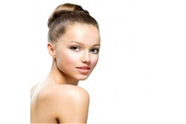 皮肤保养的方法：高光泽粉末应用于锁骨区突出颈部 皮肤 保养 第1张