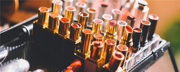 口红不卸妆会怎么样，口红要用专门的卸妆水吗 护肤 第1张