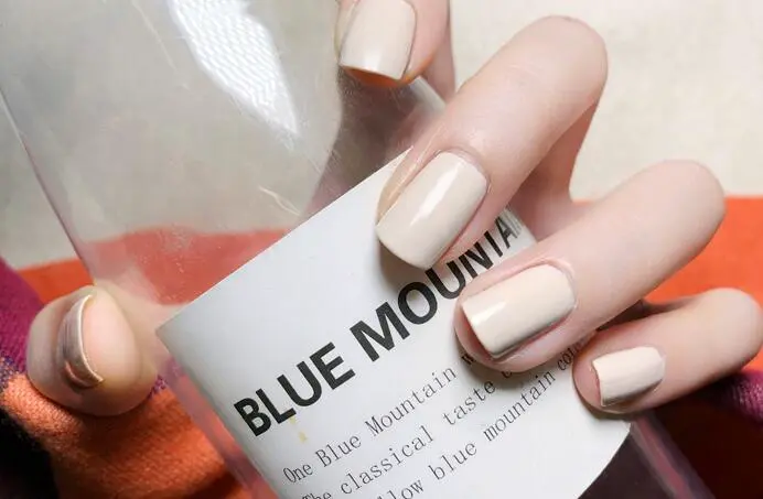 夏天做什么颜色指甲好看，2020受欢迎的美甲款式 美甲 夏季美甲 夏季受欢迎的美甲颜色 美妆 第5张