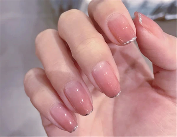 6款适合春季的美甲，健康渐变色法式美甲 美甲 法式 第2张