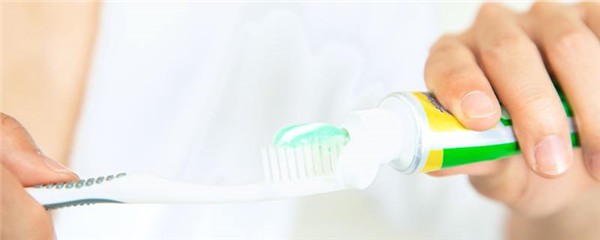 牙膏涂在痘痘处一晚上有用吗，消除肺热引起痘痘最快方法 护肤 第1张