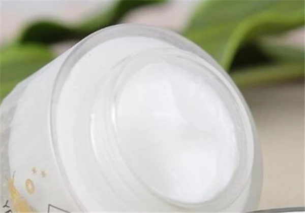 护肤品擦了脸上黏的原因，抹上面霜刺痛怎么回事 护肤品 脸上黏 第2张