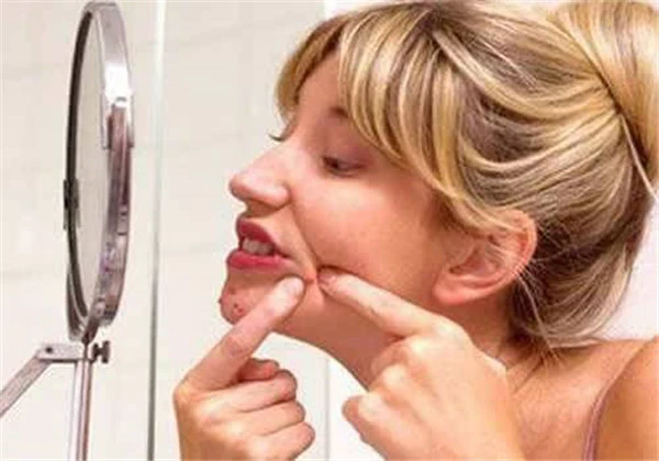 涂了粉底液要卸妆吗，涂粉底液用什么卸妆好，具体怎么卸妆 护肤 第2张