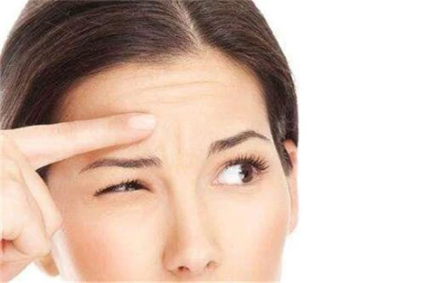 导致头部皱纹的习惯：不注意防晒经常熬夜 头部 皱纹 第3张