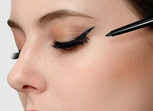 眼睛肿怎么画眼线好看，肿眼泡画眼线详细步骤图片 眼线 肿眼泡 肿眼泡画眼线详细步骤图片 美妆 第2张