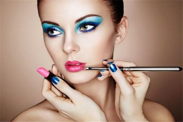 嘴角化妆卡粉要注意嘴角卫生，注重面部保湿导致不卡粉 卡粉 面部保湿 第1张