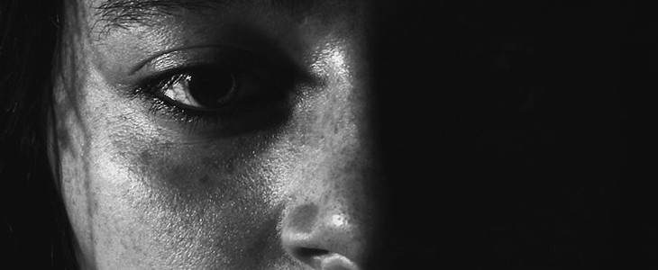 下眼袋怎么消除 下眼袋 美妆 第1张