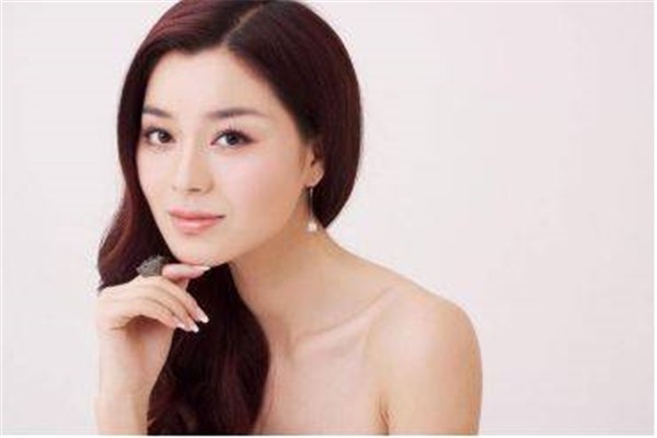 去除眼角纹要注意卸妆，以免妆点残留造成肌肤松弛 眼角纹 卸妆 第1张