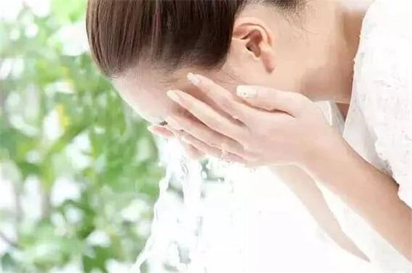 怎么洗脸最干净，想要无暇水润肌肤，先把脸洗干净再说！ 护肤 第3张