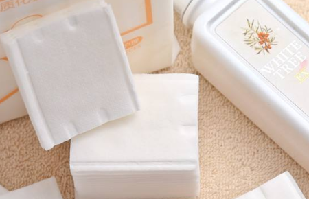 卸妆水怎样正确使用，卸妆水的正确使用方法 卸妆水 卸妆水的正确使用方法 美容 第1张