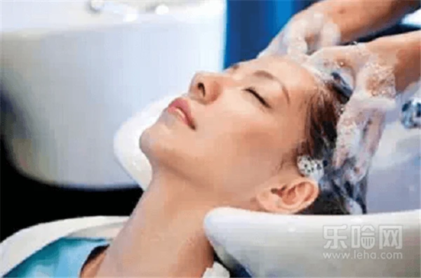 掉头发用盐水洗管用吗 护肤 第2张 掉头发用盐水洗管用吗 护肤 第2张