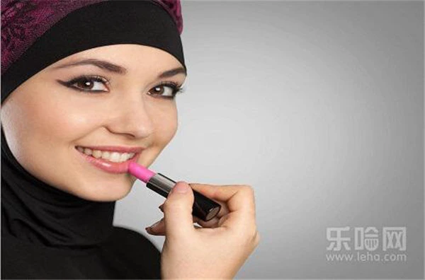 擦口红嘴唇起皮怎么办，擦口红嘴唇为什么起皮 护肤 第2张