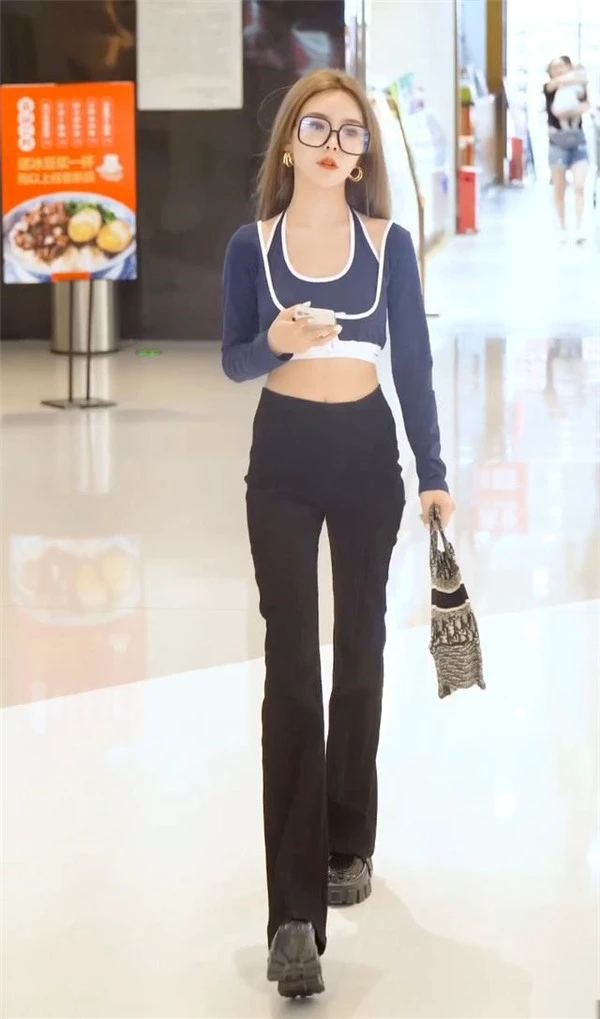 运动上衣搭配喇叭裤，充满休闲感风格独特 运动上衣 喇叭裤 第2张