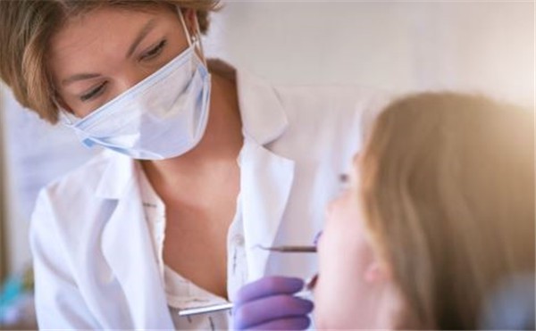 冷光美白牙齿有会出现副作用，美白后要注意口腔卫生 副作用 牙齿 第1张