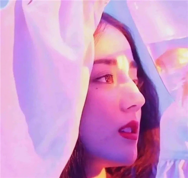 Jennie烟熏妆的爱心痣成焦点，桃心痣的人 Jennie 爱心痣 第7张