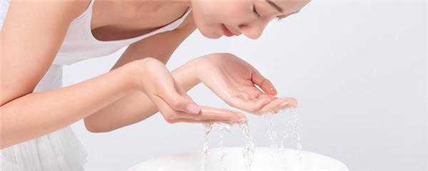 冬天洗脸用冷水好吗，冬天用冷水洗脸会怎样 护肤 第1张