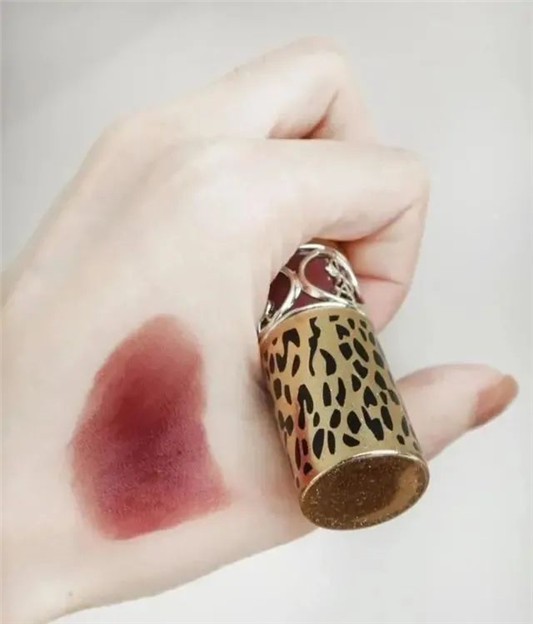 红茶色口红才是秋冬经典，YSL甜美，迪奥显白，植村秀独树一帜 口红 第1张