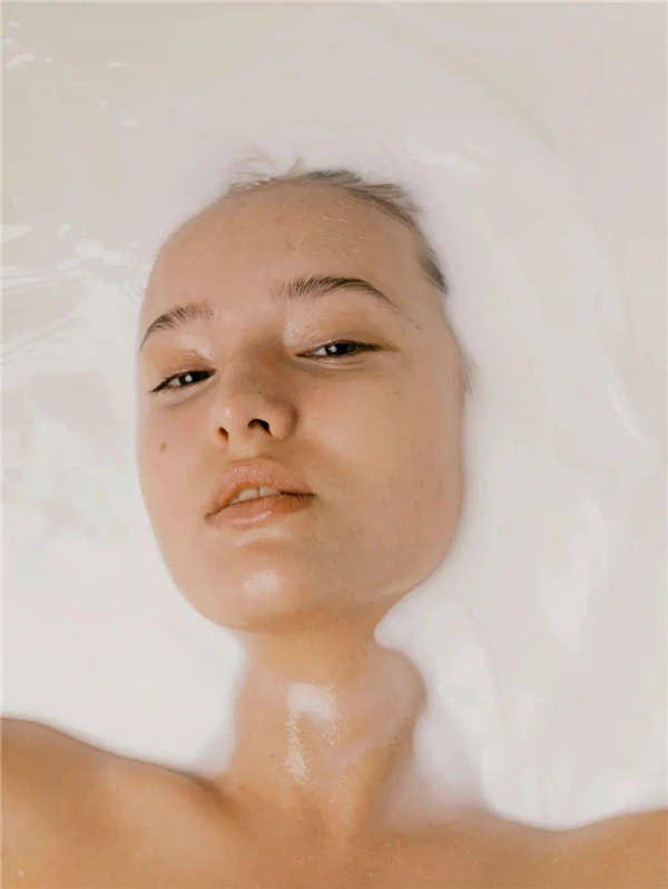 如何打造通透自然妆容，BB霜与粉底液的区别 BB霜 粉底液 第11张