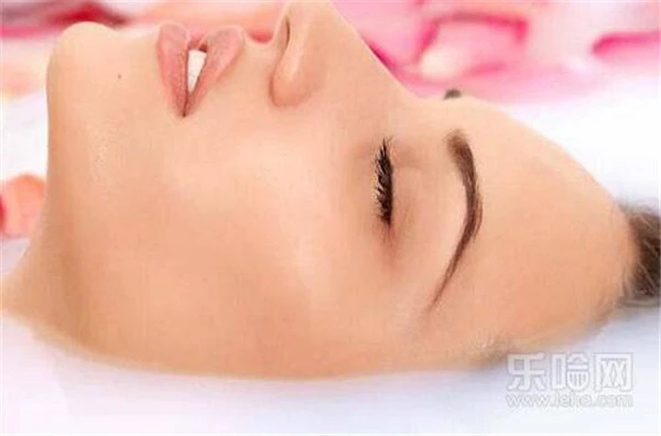 春天皮肤干燥起皮怎么办，干燥皮肤保养小技巧 护肤 第2张