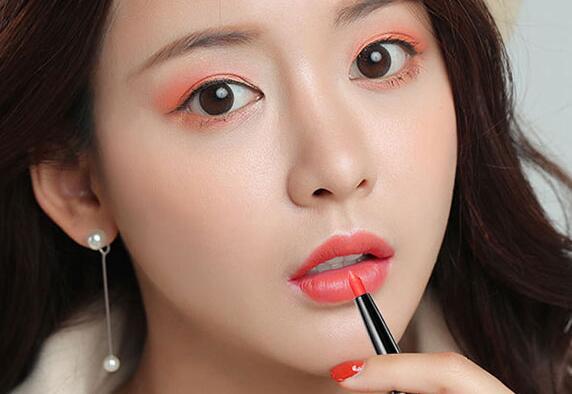 唇线笔怎么用，正确使用唇线笔方法 唇线笔 唇线笔方法 如何正确使用使用唇线笔 美妆 第1张