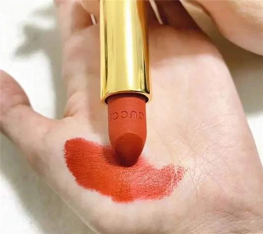 火遍冬天的几只色号，古驰505是黑马，雅诗兰黛557栗子棕太显白 口红 第2张