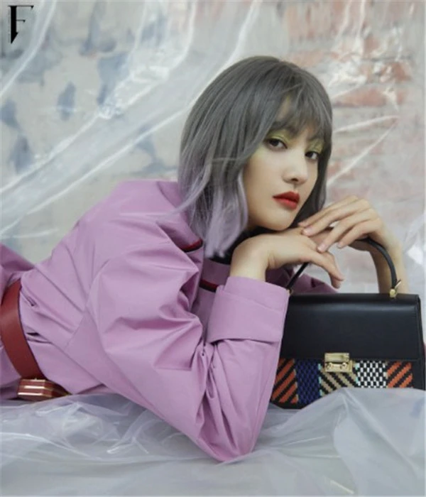 冷感色调眼影搭配金色亮片尽显古灵精怪 眼影 金色亮片 第4张 冷感色调眼影搭配金色亮片尽显古灵精怪 眼影 金色亮片 第4张