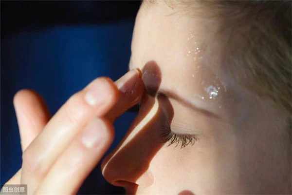 散粉和粉饼的区别有哪些，散粉的遮瑕防止妆容花掉 散粉 粉饼 第13张