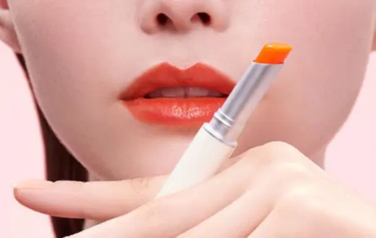 不想化妆只想涂唇膏，素颜用什么颜色口红好看 素颜 素颜适合什么颜色的口红 素颜适合什么颜色的口红唇膏好看 美妆 第2张