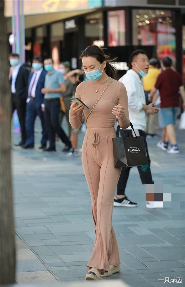 针织上衣宽松自在层次感丰富，纹理延续性色彩稳定性 针织上衣 宽松自在 第1张