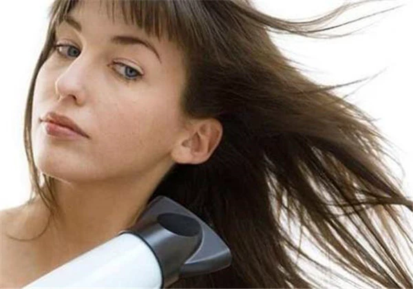 早上洗头好还是晚上洗头好，原来一般人都搞错了！ 护肤 第2张