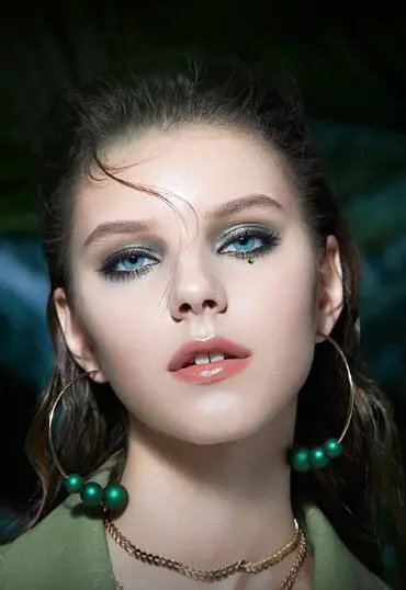 眼影闪粉怎么用，眼影闪粉正确步骤方法 眼影 眼影闪粉 眼影闪粉使用方法 美妆 第2张