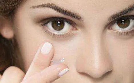 美瞳泡在卸妆水里还能用吗，美瞳不小心掉卸妆水里 美瞳 卸妆水 美瞳泡在卸妆水里怎么办 美妆 第2张