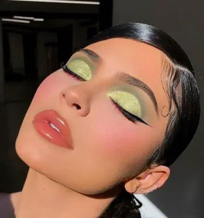 绿色眼影搭配什么颜色口红好看，这些唇膏色号推荐 口红 绿色眼影 绿色眼影配什么口红 美妆 第3张