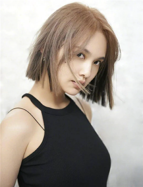 杨紫梳短发造型高级感十足，杨紫短发发型编发 杨紫 短发 第13张