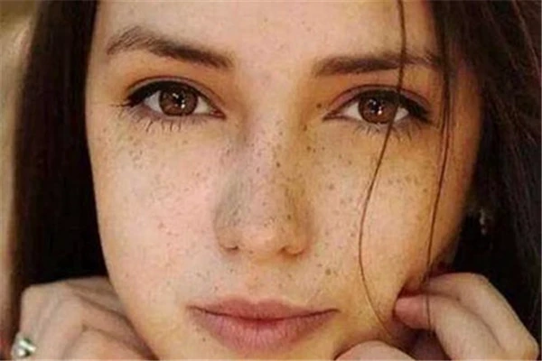淡化脸上斑的正确方法：洁面彻底清除面部垃圾 淡化 斑 第3张