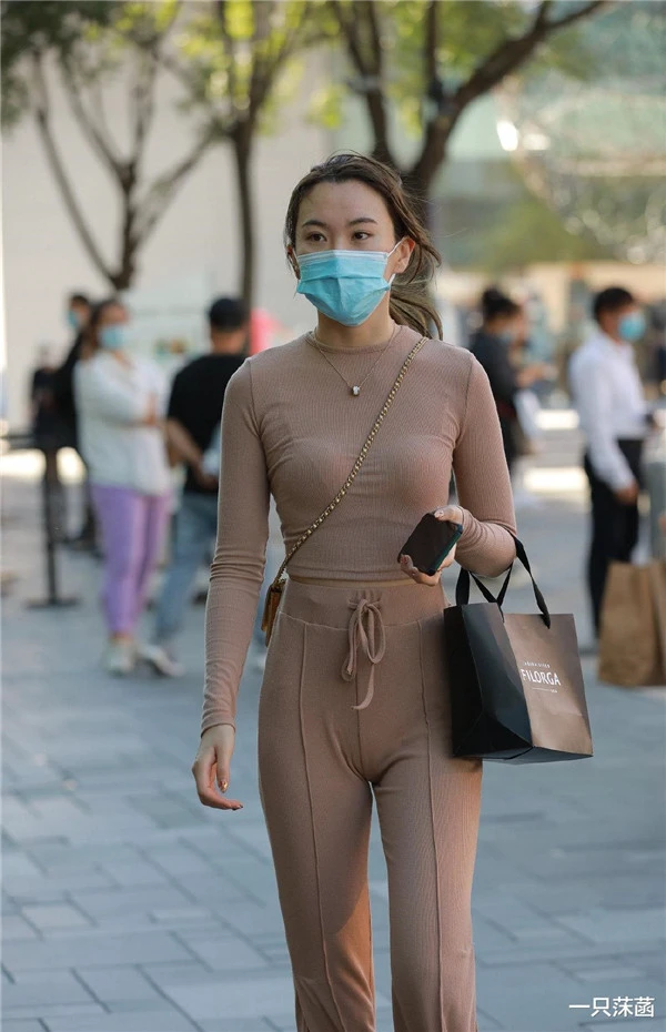 针织上衣宽松自在层次感丰富，纹理延续性色彩稳定性 针织上衣 宽松自在 第3张