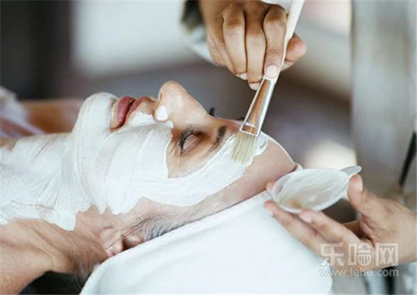 敷面膜脸上刺痛是怎么回事 护肤 第2张