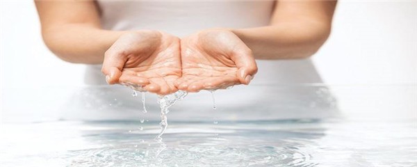 冬天的皮肤全是鱼鳞怎么回事，冬天鱼鳞皮肤怎么护理 护肤 第1张