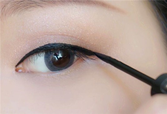 画眼线容易抖怎么办，画眼线不手抖方法分享 画眼线 画眼线手抖 画眼线容易抖怎么办 美妆 第1张