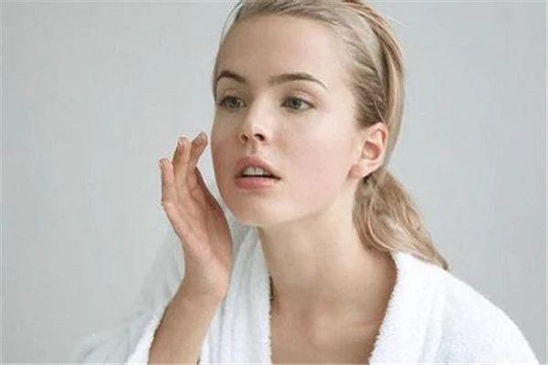 女性美容保养的误区，常年使用淡斑点产品产生红血丝 美容保养 误区 第3张