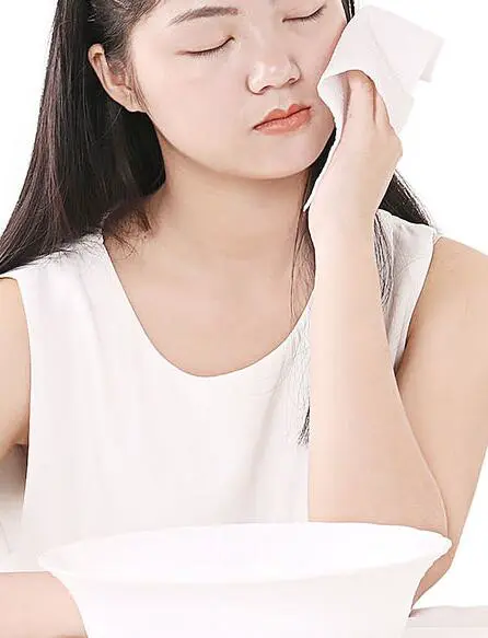 冷水洗脸都有哪些护肤好处，日常护脸小技巧 洗脸 冷水洗脸 冷水洗脸的好处 美容 第2张