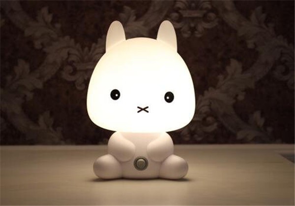 灯光会不会把人晒黑，用什么灯不会被晒黑 护肤 第1张