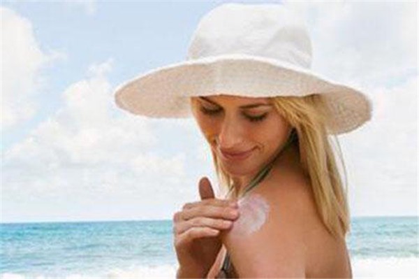 防晒霜怎么选购，夏季挑选防晒霜靠四招 护肤 第1张