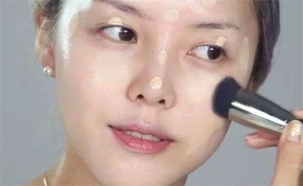 嘴角化妆卡粉要注意嘴角卫生，注重面部保湿导致不卡粉 卡粉 面部保湿 第3张