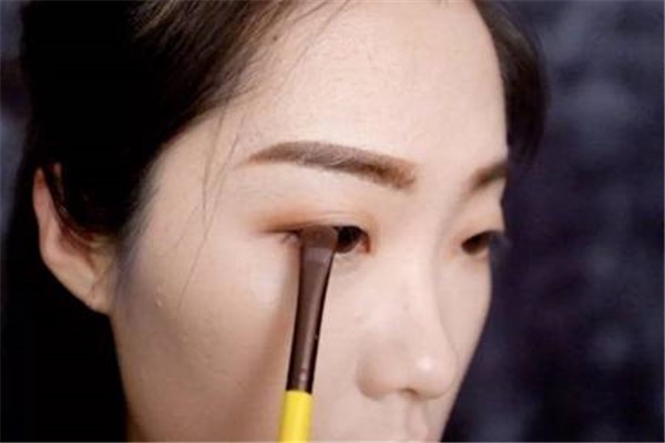 眼皮肿的原因：休息时间不够或枕头太低 眼皮肿 原因 第1张