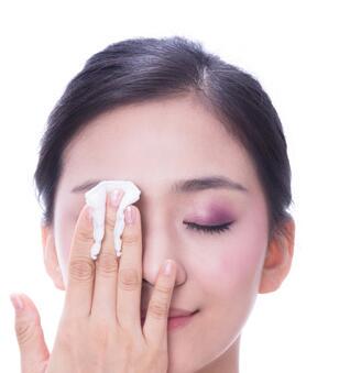 忘记卸妆直接睡觉会怎样，经常不卸妆对皮肤伤害 卸妆 经常不卸妆睡觉 经常不卸妆睡觉对皮肤有什么危害图片 美妆 第1张