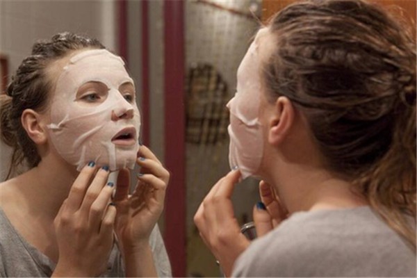 天天敷面膜易滋生细菌，使皮肤出现营养过剩的情况 面膜 滋生细菌 第3张